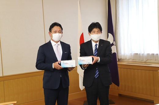 写真：マスクを受け取る山本知事
