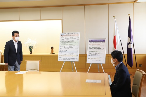 写真：藤岡市長から「5つのゼロ」宣言を受ける山本知事