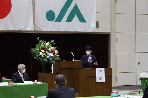 写真1：祝辞を述べる山本知事