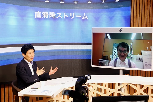 写真：河野大臣と議論を交わす山本知事