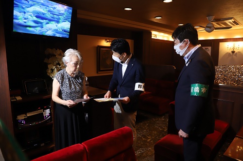 写真：感染防止対策について説明する山本知事