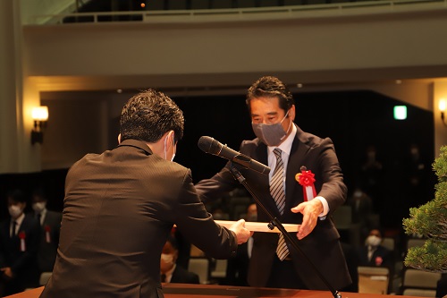 写真；表彰状を授与する山本知事