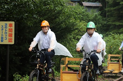 写真：トロッコに試乗する山本知事