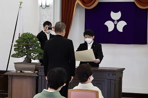 写真：表彰状を授与する山本知事