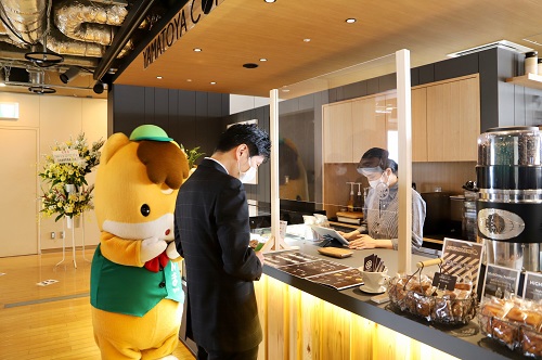 写真：コーヒーを購入する山本知事