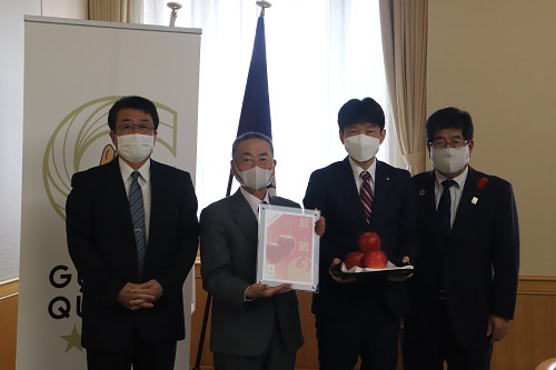 写真1：紅鶴の贈呈を受け取る山本知事