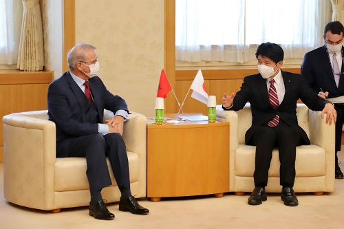 写真：ブフラル大使と対談する山本知事