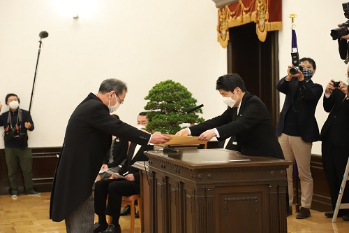 写真3：表彰状を授与する山本知事