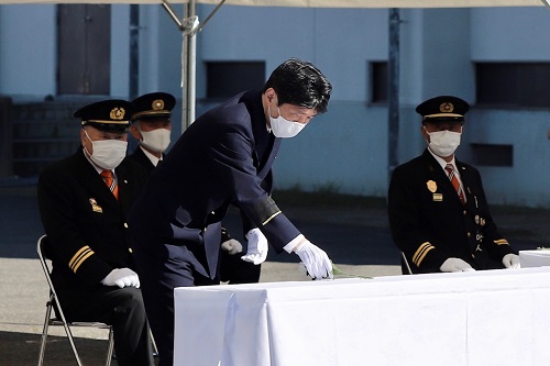 写真：献花する山本知事