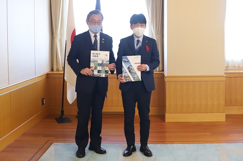 写真：表敬訪問した尾暮社長と山本知事