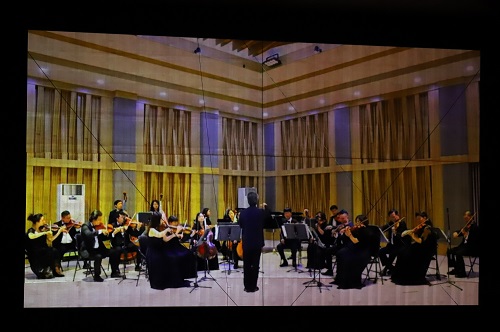 写真：ベトナム国立交響楽団の演奏（オンライン出演）