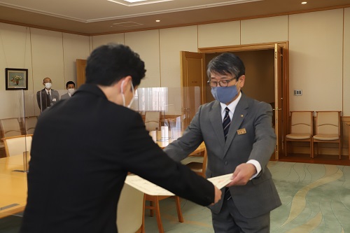 写真：感謝場を贈呈する山本知事