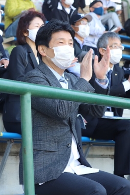 写真：観覧席で応援する山本知事