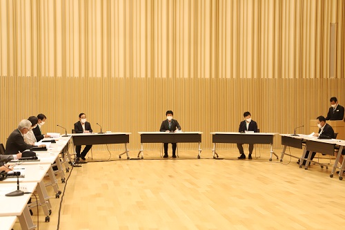写真3：会議に出席する山本知事
