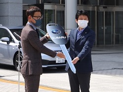 写真：車両の寄贈を受ける山本知事