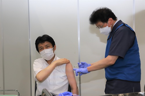 写真：ワクチン接種を受ける山本知事