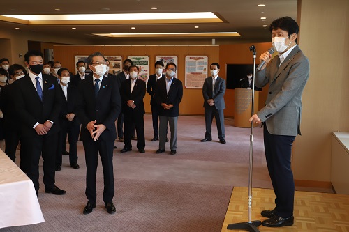 写真：井田議長と安孫子副議長を前に、祝辞を述べる山本知事