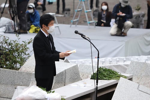 写真：追悼の辞を述べる山本知事