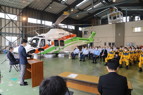 写真：防災ヘリコプター「はるな」の安全運行への決意を述べる山本知事