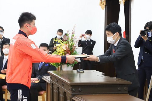 写真：賞状を贈呈する山本知事