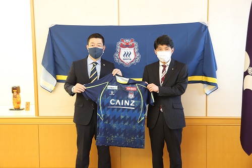 写真：石井代表取締役社長と記念写真を撮る山本知事
