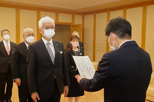 写真：辞令を交付する山本知事