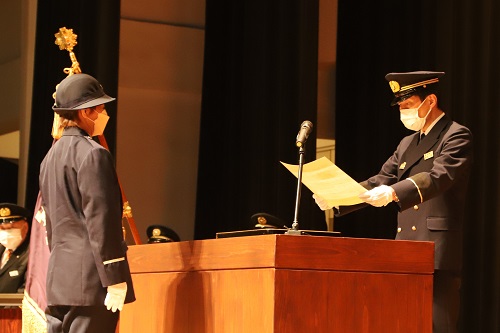 写真：表彰状を授与する山本知事