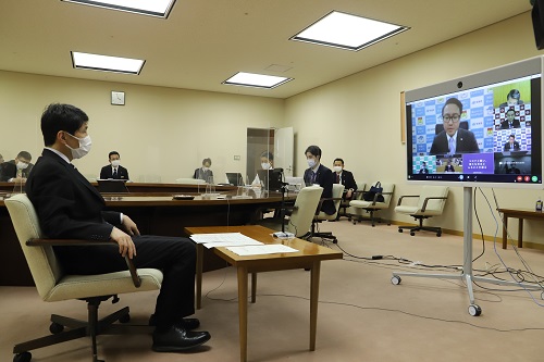 写真：全国知事会にWeb出席する山本知事