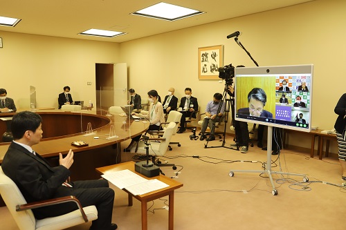 写真:全国知事会議で発言する山本知事