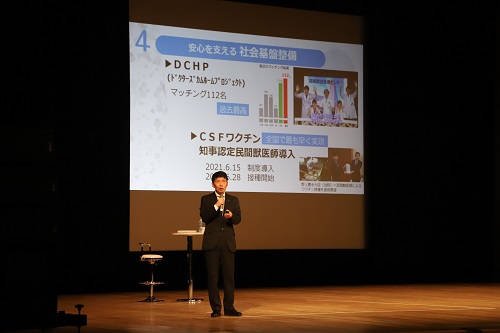 写真：県の取り組みを紹介する山本知事