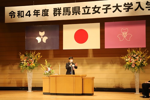 写真5：祝辞を述べる山本知事