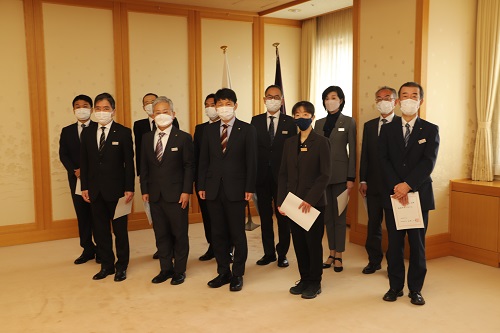 写真：各部長と記念写真を撮る山本知事
