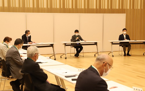 写真：議事を進行する山本知事