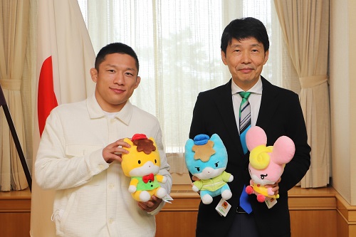 写真:山本知事と堀口選手