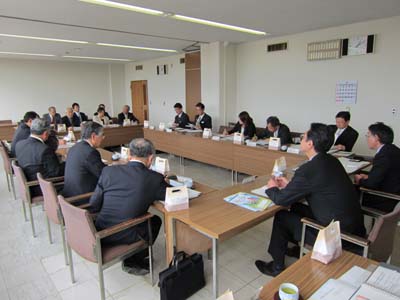 写真：美浦村教育委員会の取組について説明を受ける