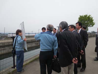 写真：群馬用水「上野田開水路」　群馬用水管理事務所職員から説明を受ける