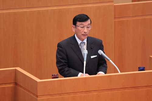 写真：舘野英一委員長