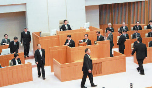 議場　副議長選挙投票の様子（5月11日）の写真