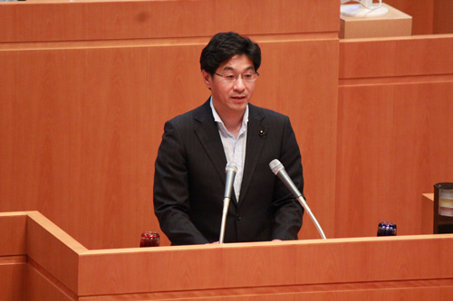 委員長　須藤  和臣　報告の様子写真