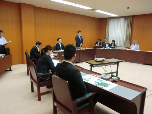 熊本県議会にて説明を受ける様子写真