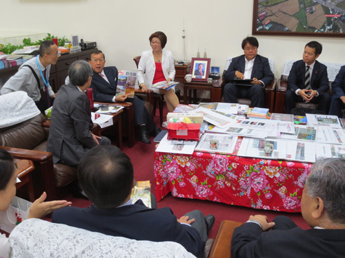 新竹県知事、副知事に群馬のＰＲを行う様子写真