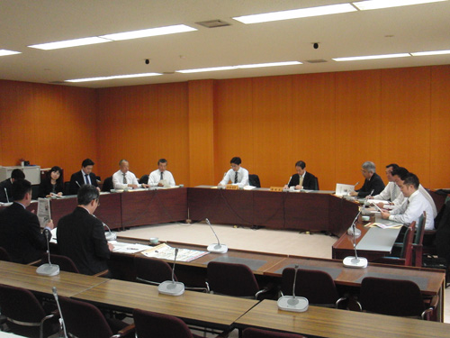 熊本県庁で説明を受ける様子写真