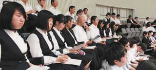 高校生が県議会を傍聴する様子写真