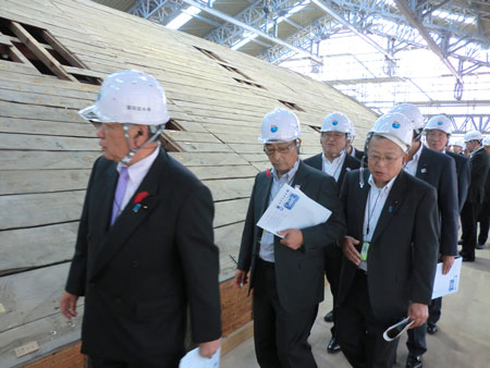 富岡製糸場における調査の様子写真