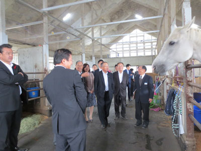群馬県馬事公苑施設を調査する様子写真