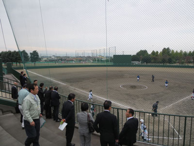 伊勢崎市ソフトボール場を調査する様子写真