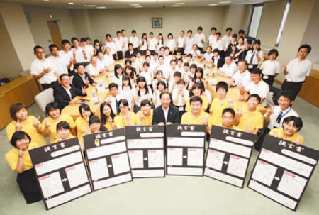 提言書と参加した高校生・県議会議員写真
