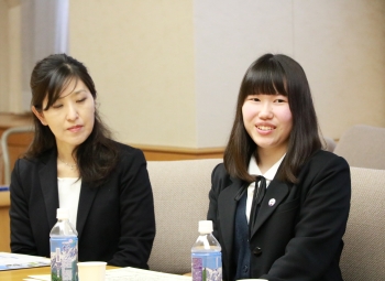 「県議会だよりを友人がコンビニで見つけて持ってきてくれるなど反応があった。題字をきっかけに周りが読んでくれてよかった。」など感想を述べる高校生の様子写真