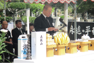 慰霊祭での織田沢議長の写真