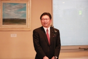 あいさつする須藤昭男議会基本条例推進委員長（11月30日）写真